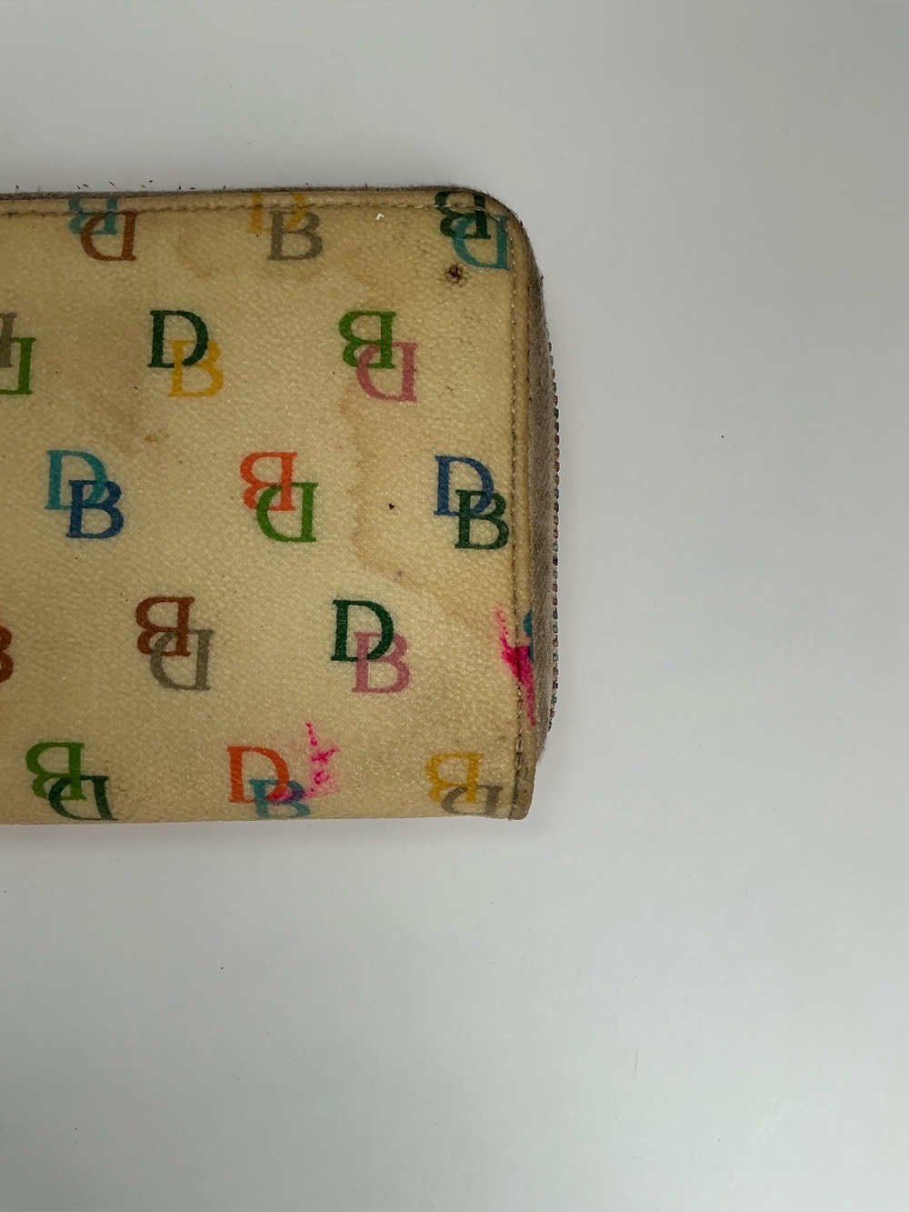 Dooney & Bourke Multicolor DB Logo Zip Around Wallet Beige Canvas Heart Charm - Picture 5 of 12